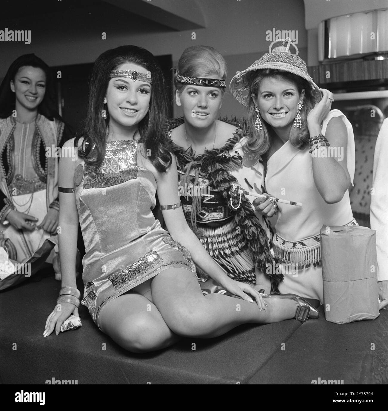 Photo à l'hôtel Savoy à Londres , quatre concurrents au concours Miss monde. De gauche à droite : Miss Yougoslavie , Alexsandra Mandic ; Miss Équateur , Laura Baquero ; Miss Nouvelle Zélande , Pamela McLeod et Miss Afrique du Sud Disa Duivestein . 13 novembre 1967 Banque D'Images