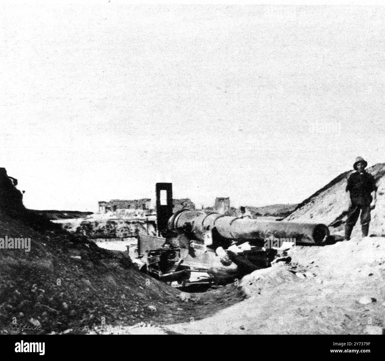 Le débarquement héroïque de Gallipoli : transports et canons capturés . Vu ici déplacé et ses montures endommagées par les tirs des Alliés , un canon lourd turc capturé à Sedd-ul Bahr et un monastère en ruine , Cap Helles , Turquie avril 1915 29 mai 1915 Banque D'Images