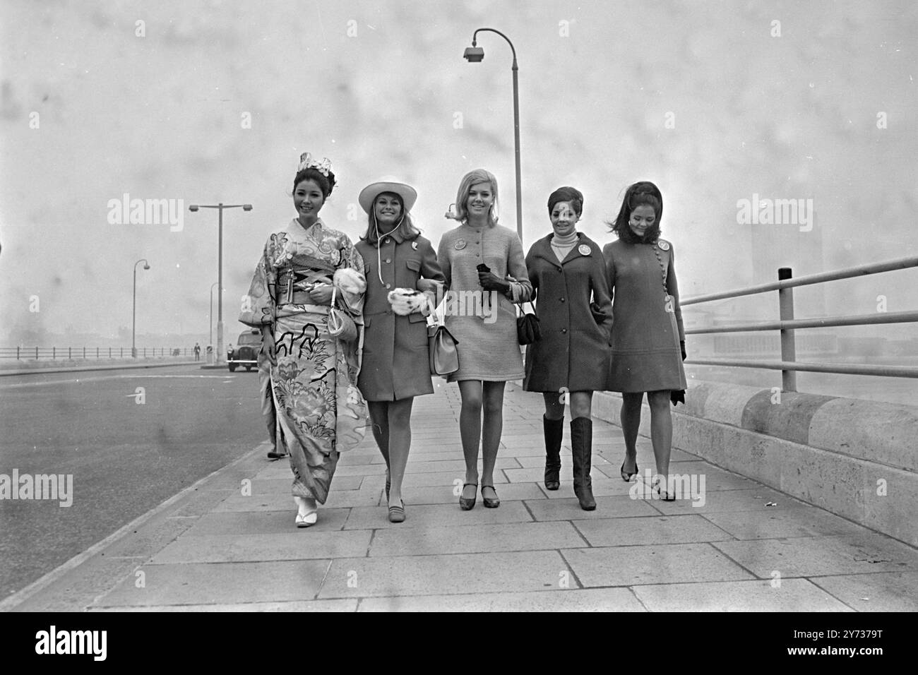 Cinq participants au prochain concours Miss monde à iLondon . Ils sont de gauche à droite : Miss Japon ( Chikako Toyama ) ; Miss Afrique du Sud ( Disa Duivestein ) ; Miss Nouvelle Zélande ( Pamela McLeod ) ; Miss Chili ( Margarita Telez ) et Miss Tchécoslovaquie (Alzbeta Strkulova ) 9 novembre 1967 Banque D'Images