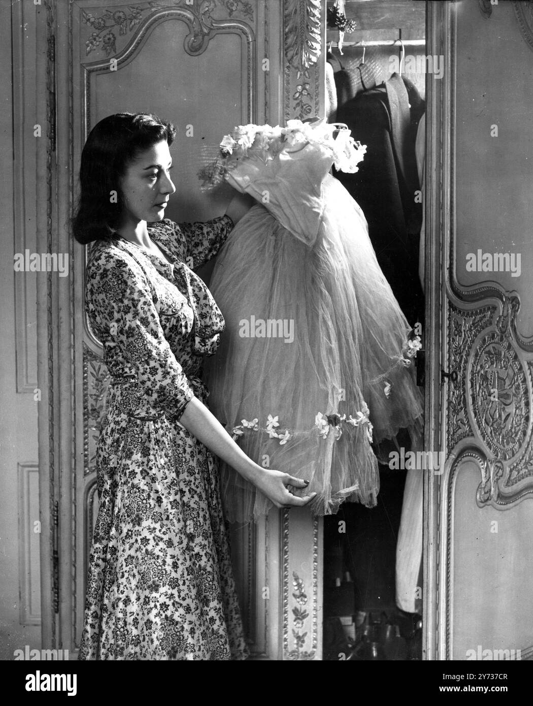 Margot Fonteyn à la maison. "Je ne pense pas que je vais porter ça ce soir, il faut le presser"-Miss Fonteyn se concentre sur sa garde-robe dans sa chambre. 22 mars 1946 Banque D'Images