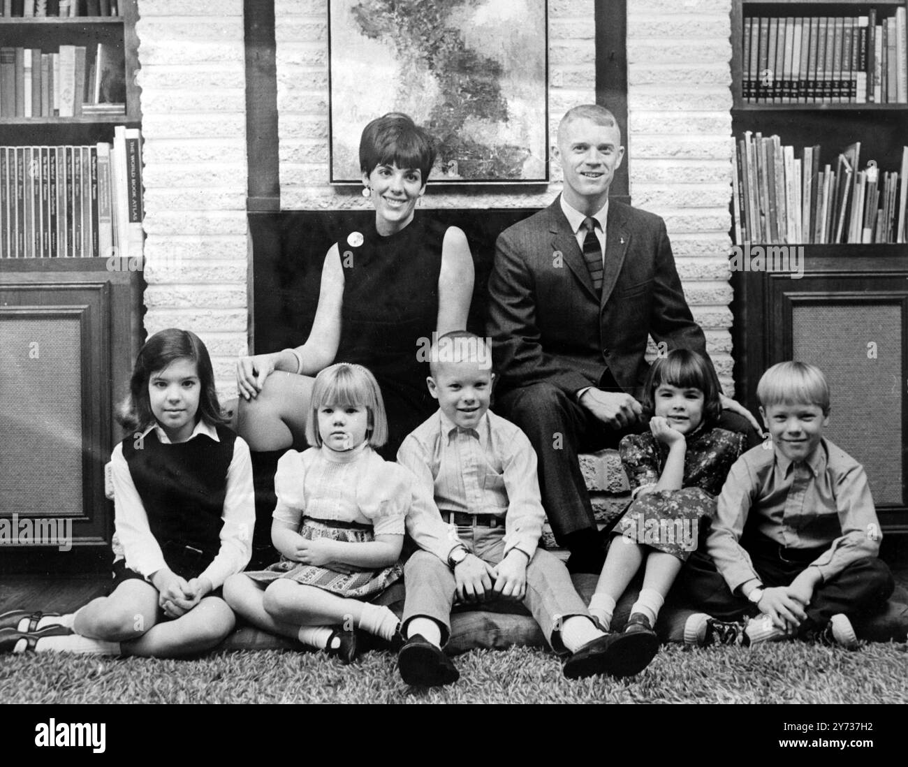 Astronaute avec sa famille. Centre spatial , Houston ; Apollo neuf pilote du module lunaire , Russell Schweickart et sa femme Claire posent avec leurs enfants , de gauche à droite , Vicki , 9 ans , Diane , 4 ans , Rusty , huit ans , Elin , sept ans et Randy , huit ans , à leur maison à Nassau Bay , Texas récemment . Rusty et Randy sont jumeaux. Schweickart et ses deux camarades astronautes partiront du Cap Kennedy le 28 février pour une mission spatiale de 10 jours. 26 février 1969 Banque D'Images