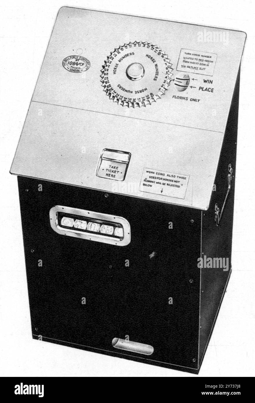 Pièce de monnaie - dans - le - Paris de machine à sous : le automatique ' bookmaker ' , montrant le disque avec les numéros de cheval , le gain et le placement des créneaux d'argent , le billet - émetteur et deux pièces de shilling représentant les Paris . Le Conseil de contrôle des Paris de l'hippodrome a arrangé qu'une batterie de pièces de monnaie automatiques - dans - les - machines à sous devrait être utilisé à la réunion du jour férié d'août à Bromford Bridge , Birmingham , en association avec le tout - totalisateur électrique . Banque D'Images