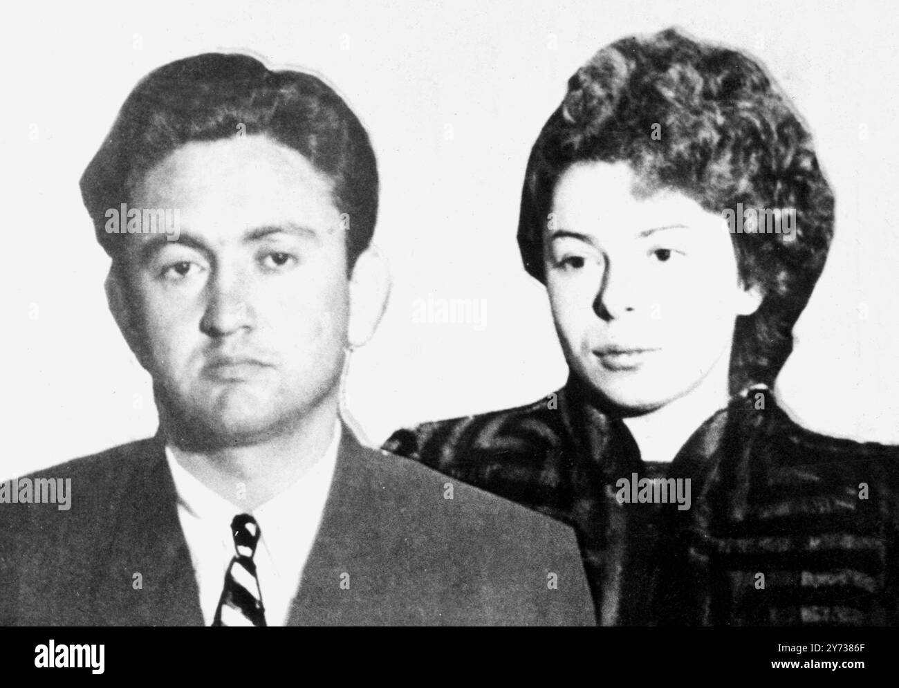 Elizabeth Lazarus , 21 ans , et Elias Jacobs , 29 ans , qui ont été arrêtés à la frontière franco-belge après que des bombes à lettres ont été trouvées dans l'affaire de la jeune fille , ont été placés en détention provisoire pendant un mois par un tribunal de Mons . Le père de la jeune fille serait Sylvio Lazarus , compositeur français et ancien chef d'orchestre de l'Opéra de Paris . Le couple qui était membre des combattants clandestins pour la liberté d'Israël ( gang Stern ) . Les bombes à lettres trouvées en leur possession étaient adressées à prominenet Britons , des figures de proue de l'administration palestinienne . 12 juin 1947 Banque D'Images