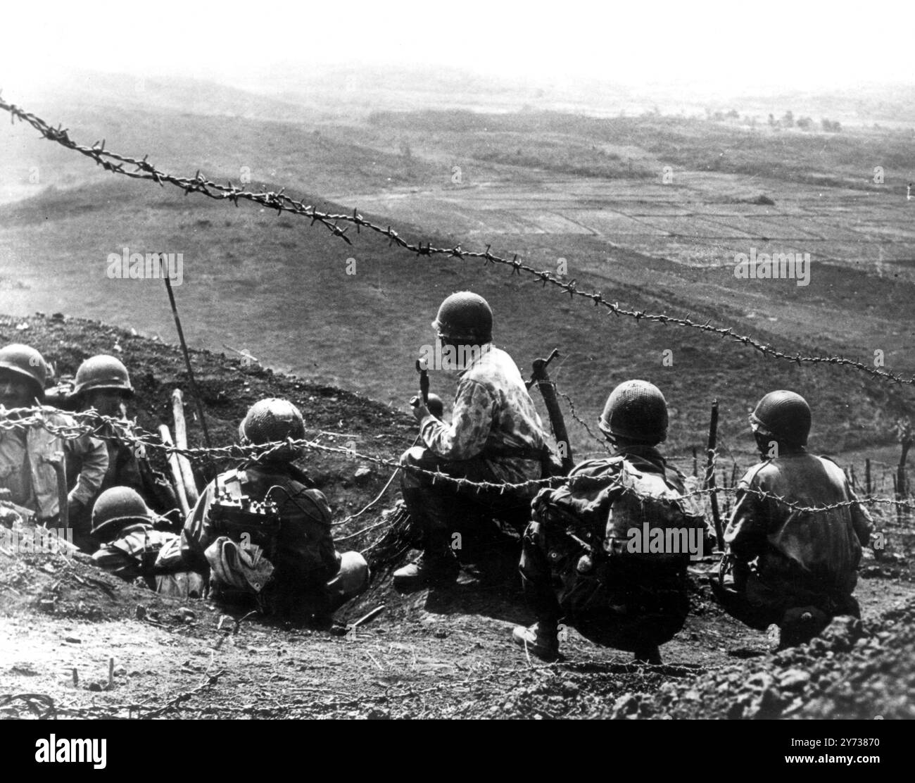 Guerre d'Indochine Dien bien Phu : D'une colline, les troupes françaises à cette forteresse assiégée tentent de voir la position de l'ennemi . La rencontre ici entre les troupes françaises et les forces du Viet Minh a été l'une des plus désespérées de la guerre indochinoise du 4 avril 1954 Banque D'Images