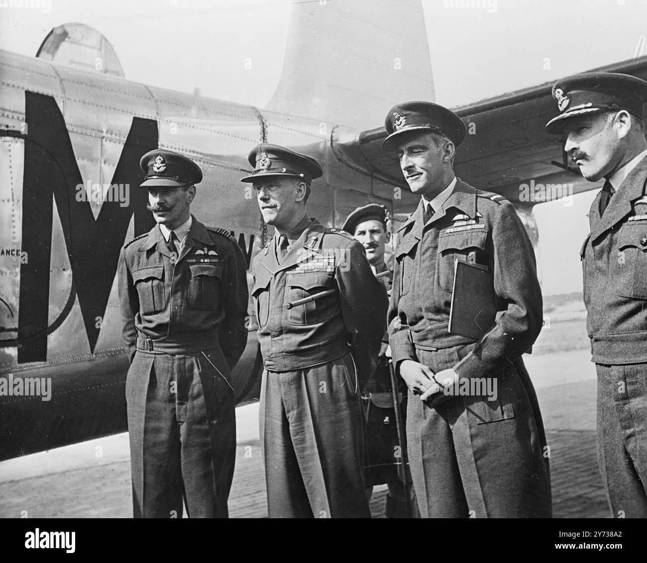 Le général Robertson , commandant de la zone britannique d'Allemagne , vu avec des pilotes de la RAF lors de l'inspection de l'aéroport de Gatow, Berlin, Allemagne de l'Ouest, le 10 juillet 1948 Banque D'Images