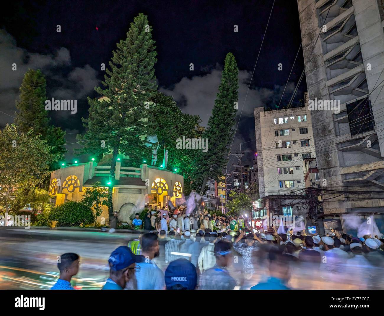 Chittagong, Chittagong, Bangladesh. 27 septembre 2024. Des manifestations et des rassemblements ont eu lieu dans diverses régions de l'Inde et du Bangladesh en réponse aux remarques offensantes d'un prêtre indien sur le prophète Hazrat Muhammad (PBUH) et au soutien apporté à ces remarques par un dirigeant du BJP. Ce soir, des musulmans ont manifesté dans la région de Jamal Khan à Chittagong au Bangladesh, condamnant l'incident et scandant des slogans, mettant en garde la communauté hindoue. (Crédit image : © Subrata Dey/ZUMA Press Wire) USAGE ÉDITORIAL SEULEMENT! Non destiné à UN USAGE commercial ! Banque D'Images