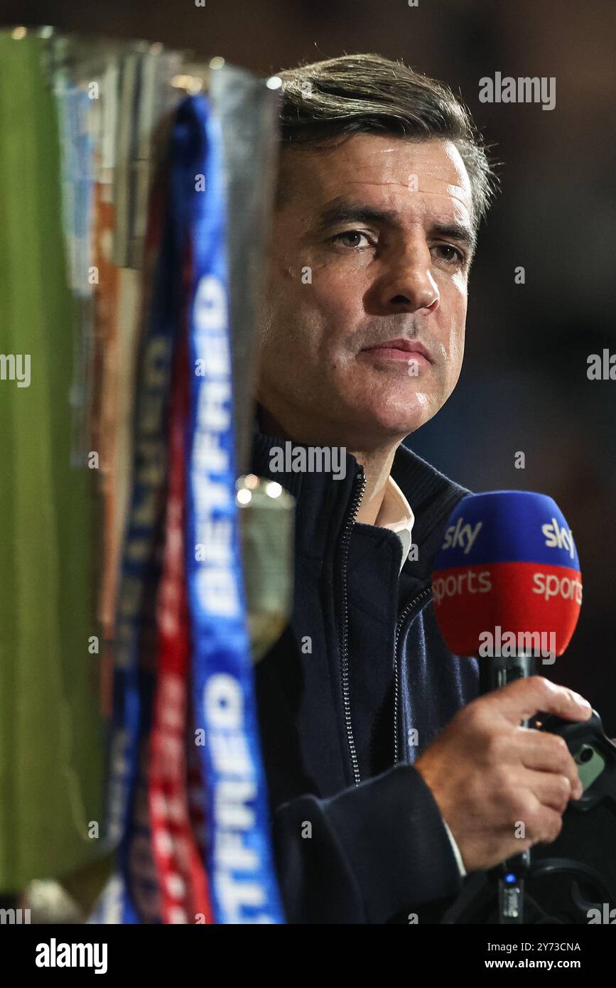Brian Carney, présentateur de la Sky Sports Rugby League, prend la parole lors d'une diffusion en direct à côté du Trophée Betfred Super League lors du play-off de la Betfred Super League Eliminator 1 Salford Red Devils v Leigh Leopards au Salford Community Stadium, Eccles, Royaume-Uni, le 27 septembre 2024 (photo de Mark Cosgrove/News images) Banque D'Images