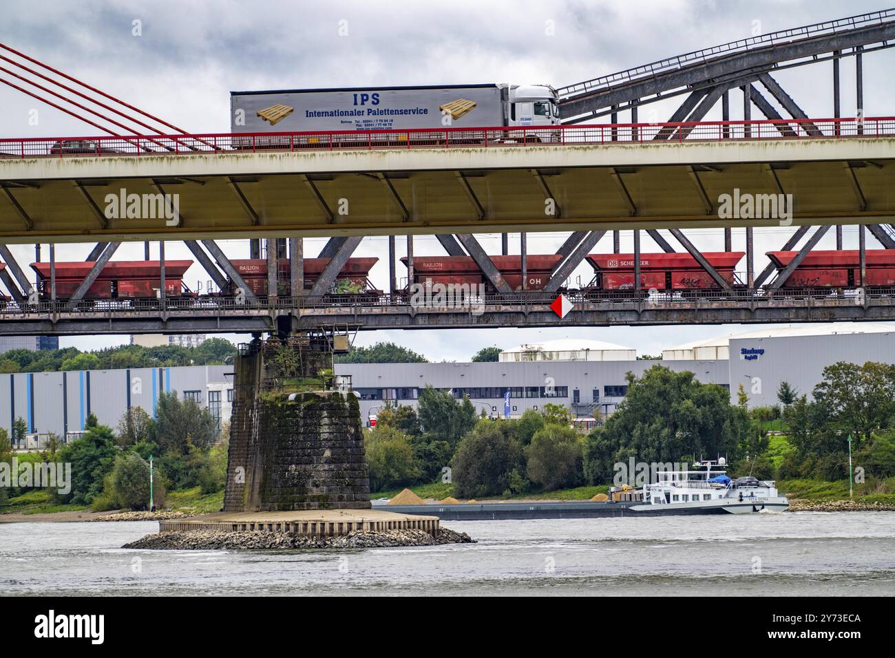 Le pont Beeckerwerth Rhin de l'autoroute A42, trafic de camions, devant le pont ferroviaire Haus-Knipp, train de marchandises, cargo sur le Rhin n Banque D'Images