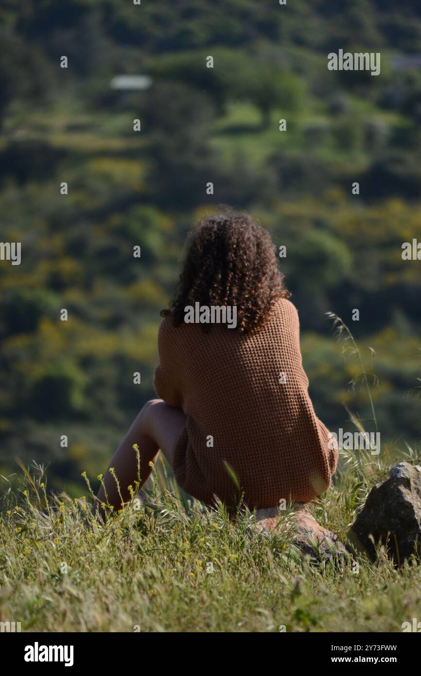 une fille assise regardant la vue Banque D'Images