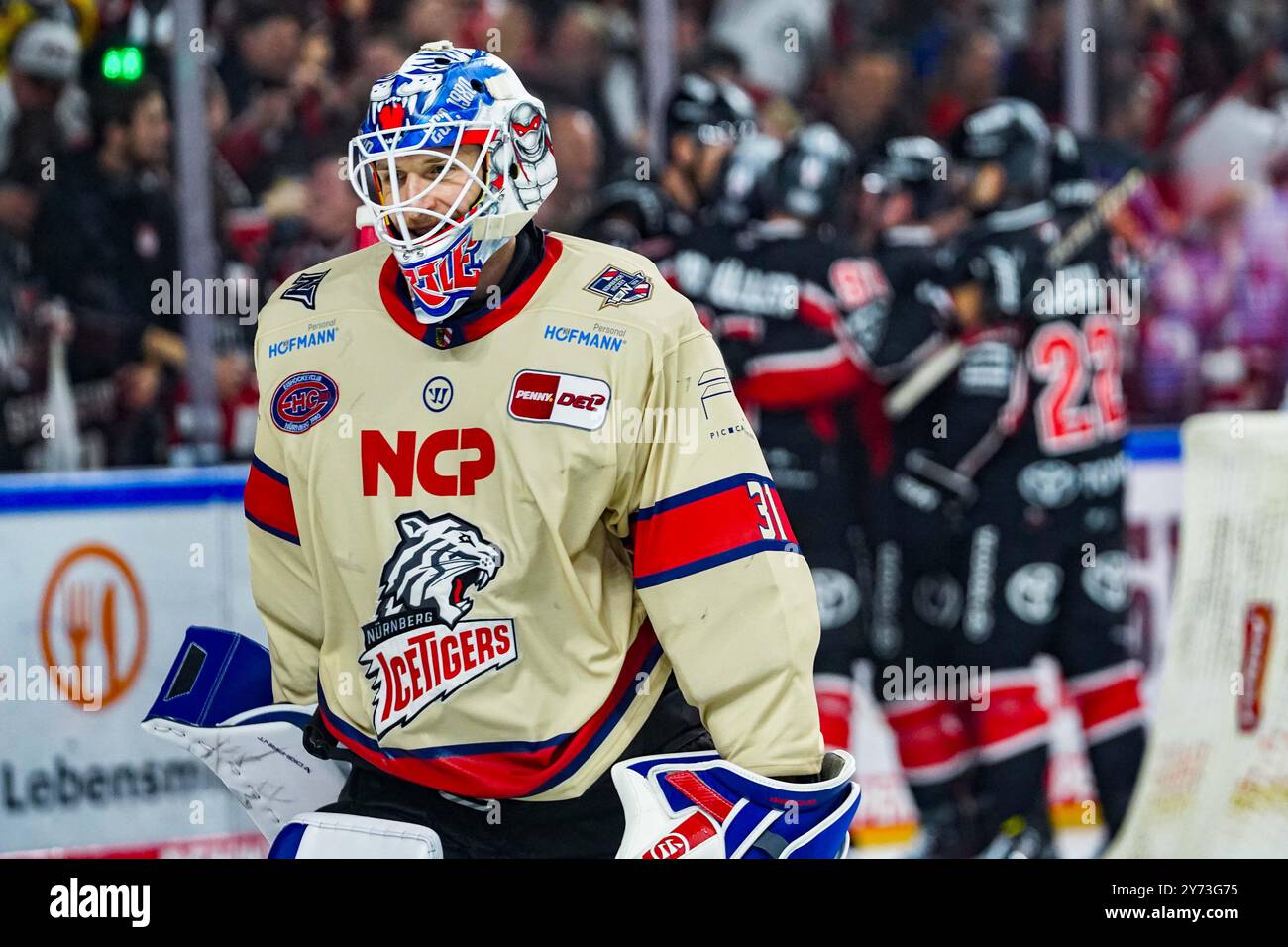 Allemagne. 27 septembre 2024. Eishockey Penny-DEL 3.Spieltag Koelner haie - Nuernberg Ice Tigers am 27.09.2024 in der Lanxess Arena in Koeln Waehrend die Koelner Spieler den Treffer zum 4:1 bejubeln - faehrt Niklas Treutle ( Nuernberg ), entnert vom Eis Gemaess den Vorgaben der DEL Deutsche Eishockey Liga ist die Publikation und Weiterverwertung Mediawenderwetnahen nahen nahen des nahen nahen nahen. Foto : Revierfoto crédit : ddp Media GmbH/Alamy Live News Banque D'Images