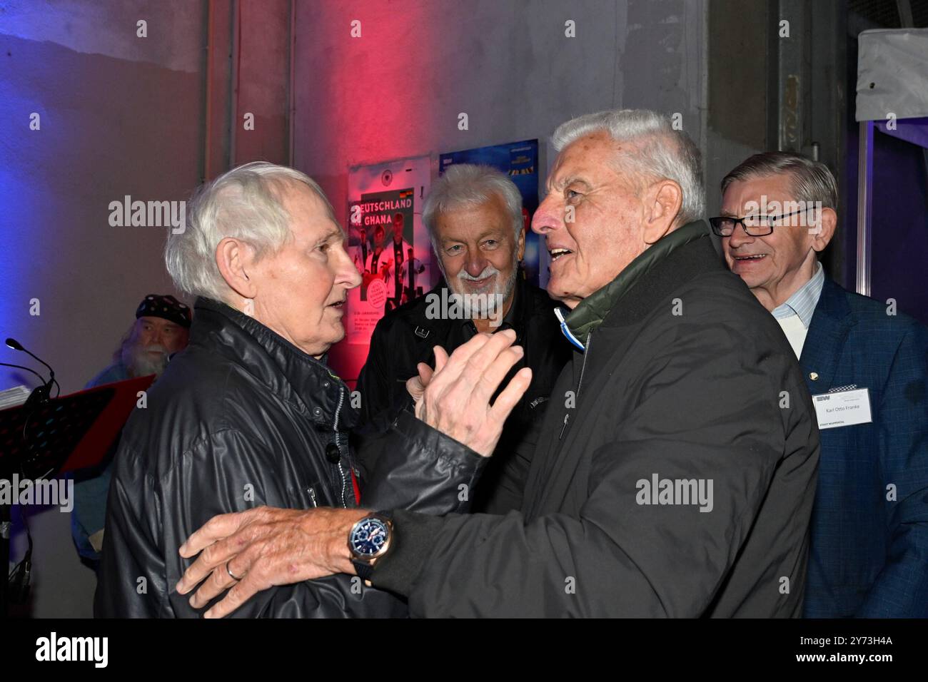 27.09.2024, Wuppertal, Stadion am Zoo, GER, 100.- Jahr Jubiläumsfeier im Bild Günter Pröpper und Erich Ribbeck. Foto © Nordphoto GmbH/Freund Banque D'Images