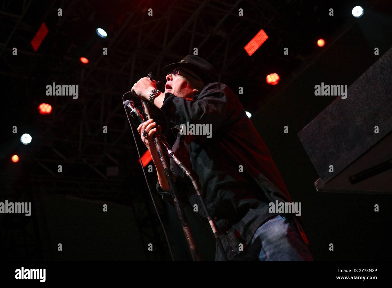 John Popper se produit avec Blues Traveler au Pier 17 Rooftop le 26 septembre 2024 à New York. Banque D'Images