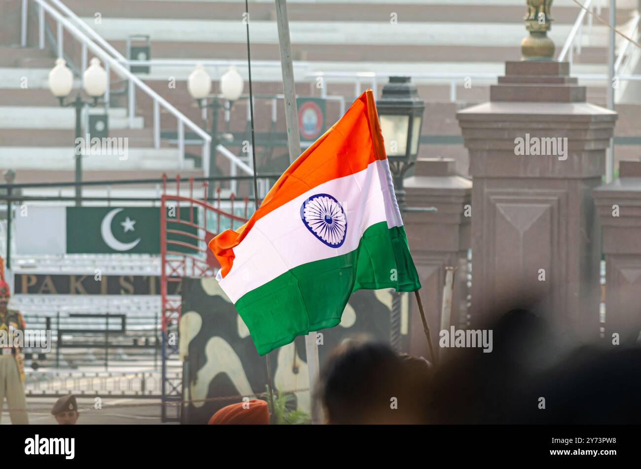 Drapeau indien à la cérémonie de la frontière Attari–Wagah, au Pendjab Banque D'Images