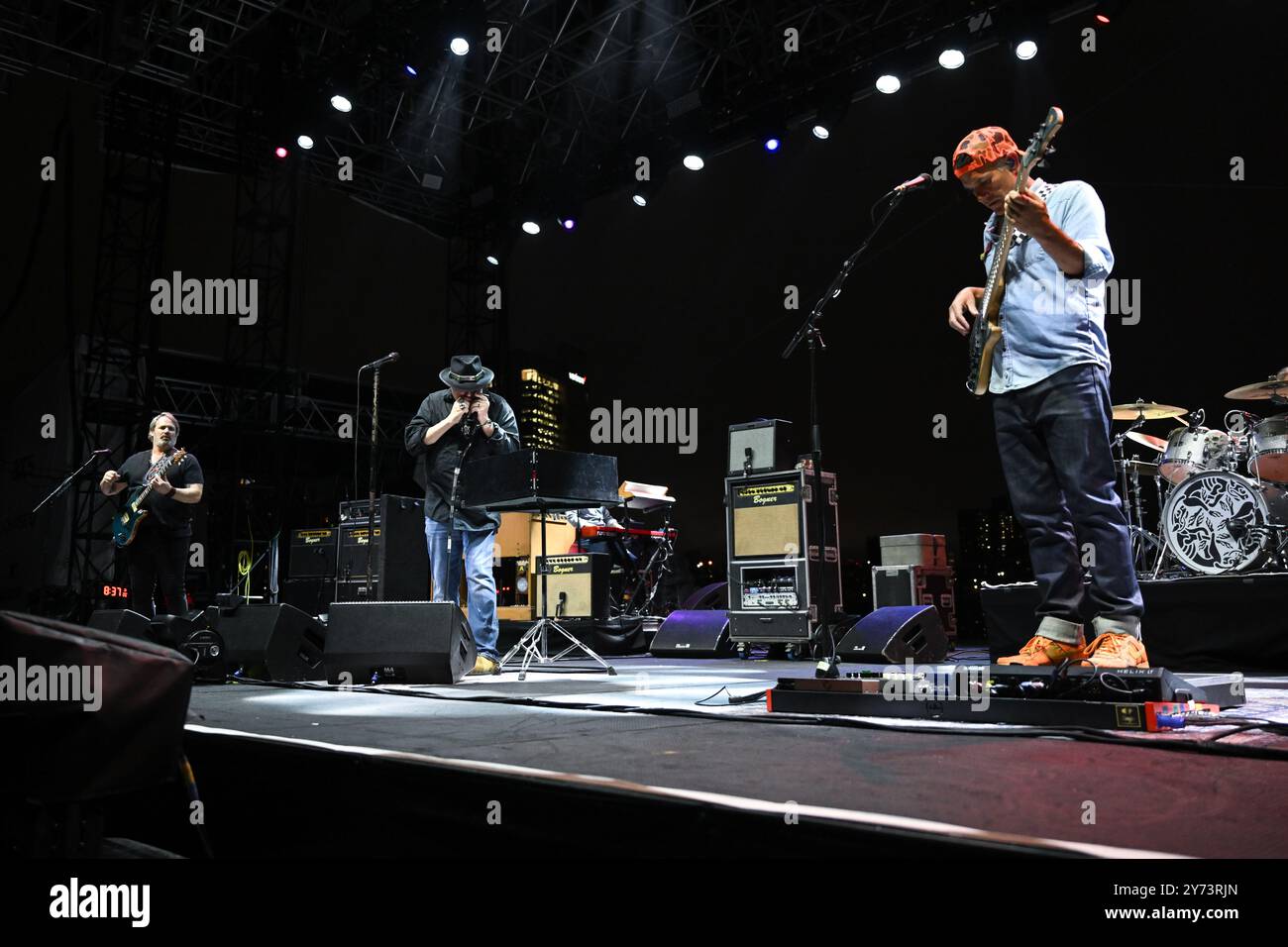 Chan Kinchla, John Popper et Tad Kinchla jouent avec Blues Traveler au Pier 17 Rooftop le 26 septembre 2024 à New York. Banque D'Images