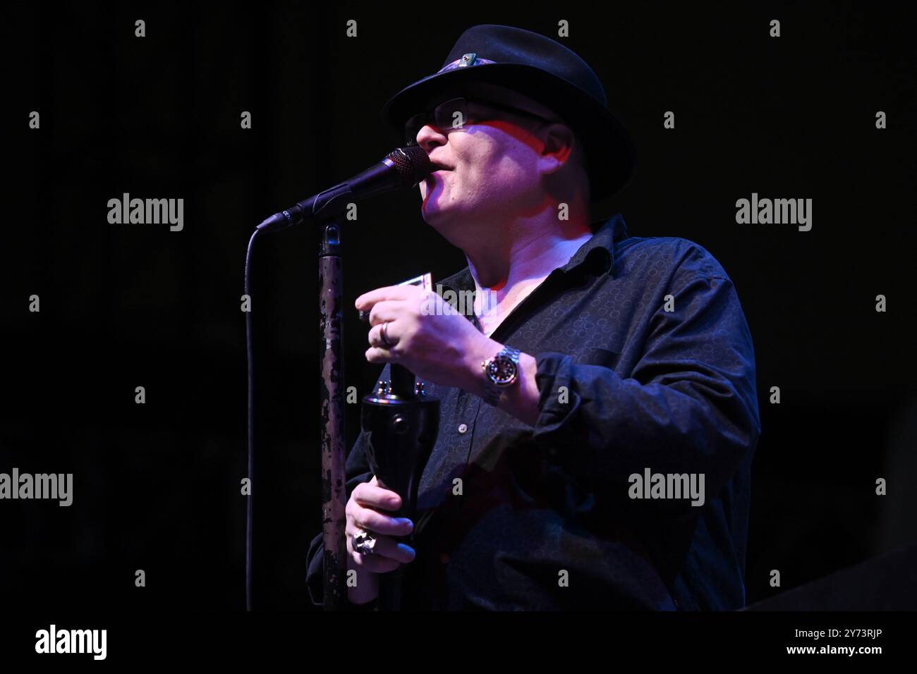 John Popper se produit avec Blues Traveler au Pier 17 Rooftop le 26 septembre 2024 à New York. Banque D'Images