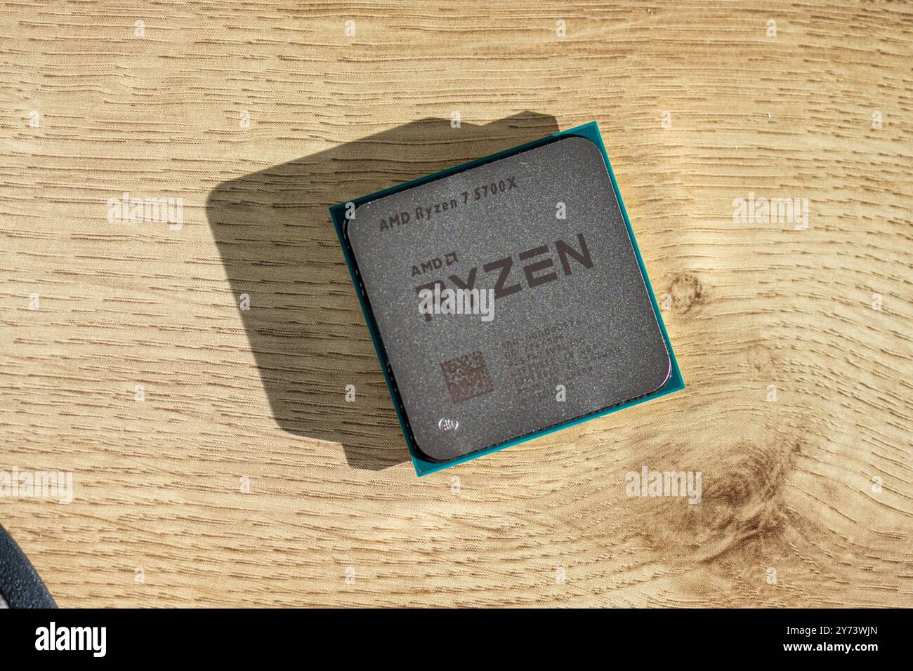 Gothenburg, Suède - 04 février 2023 : AMD Ryzen 7 5700X CPU sur une table en bois Banque D'Images