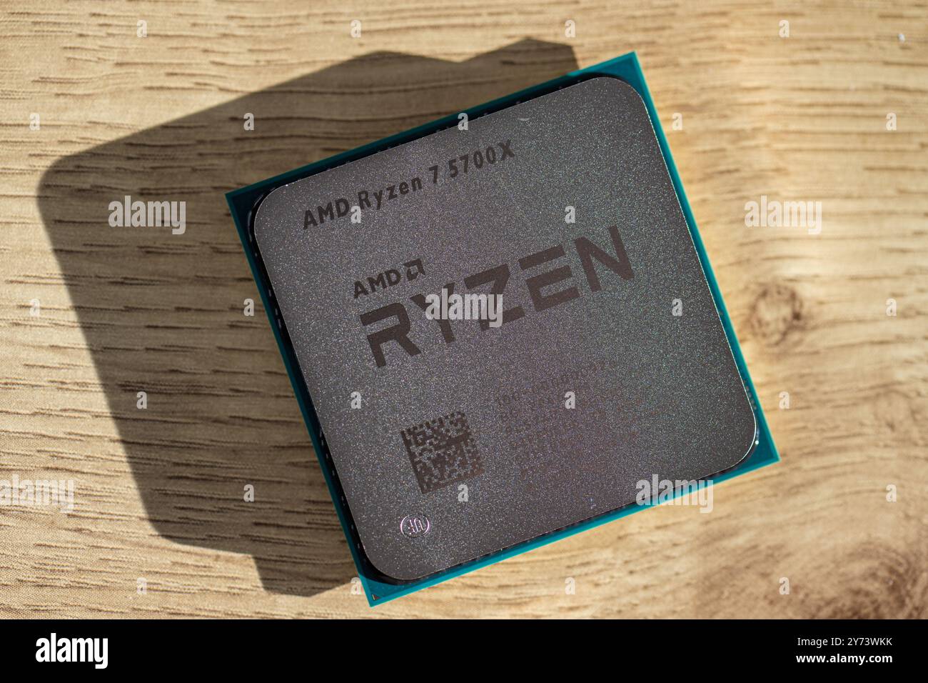 Gothenburg, Suède - 04 février 2023 : AMD Ryzen 7 5700X CPU sur une table en bois Banque D'Images