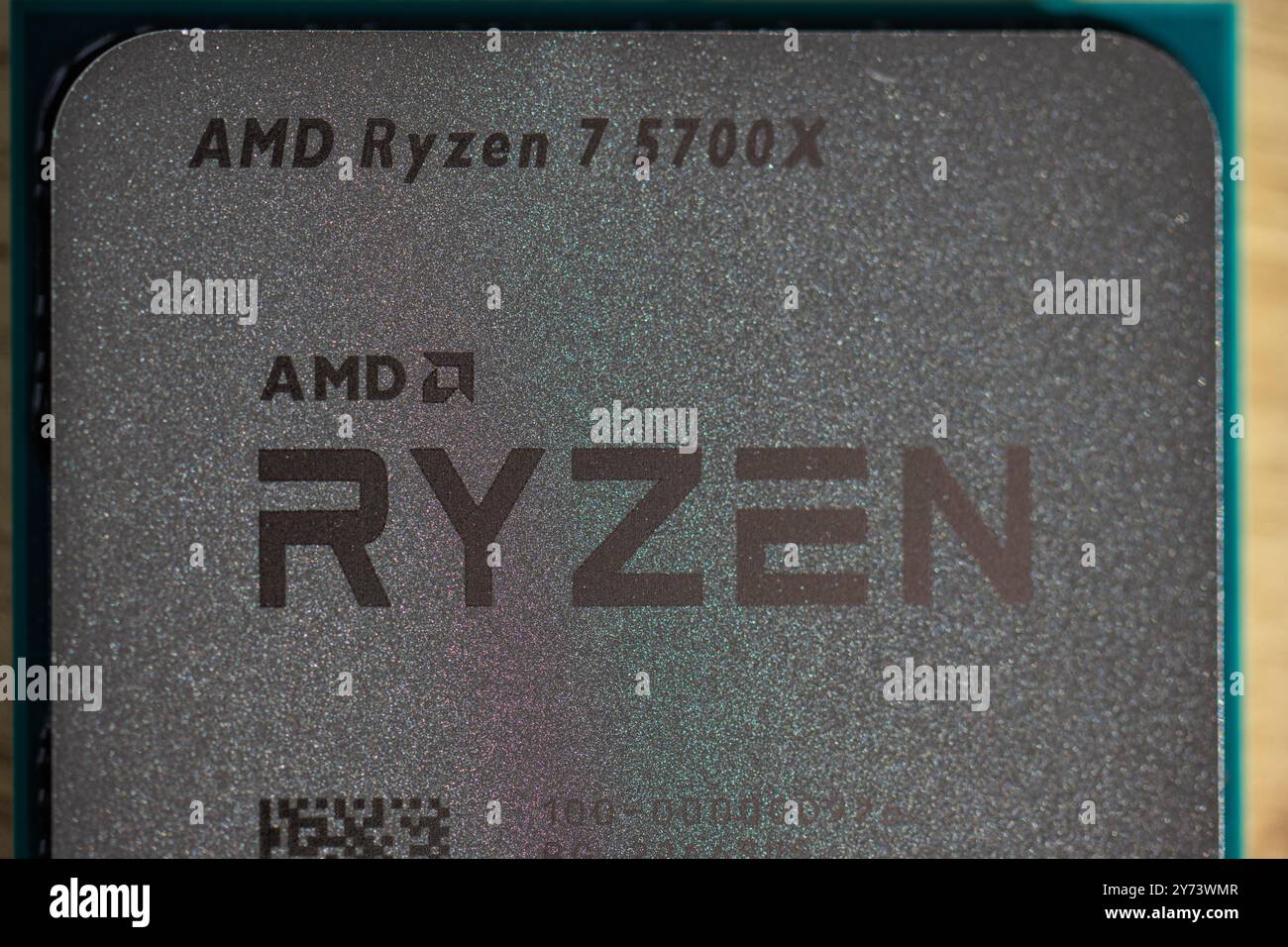 Gothenburg, Suède - 04 février 2023 : AMD Ryzen 7 5700X CPU sur une table en bois Banque D'Images