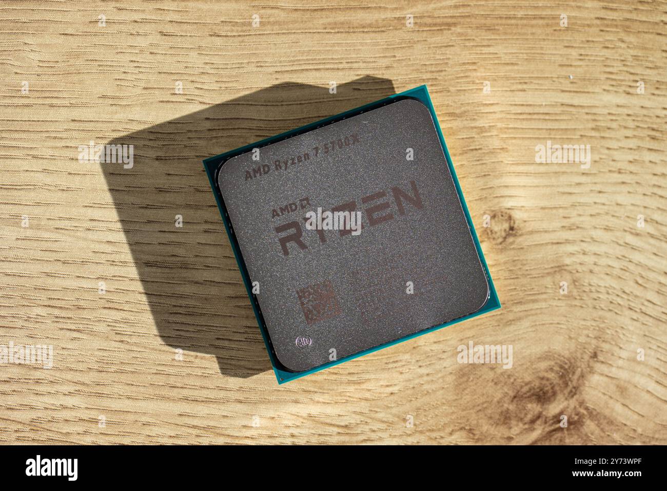 Gothenburg, Suède - 04 février 2023 : AMD Ryzen 7 5700X CPU sur une table en bois Banque D'Images