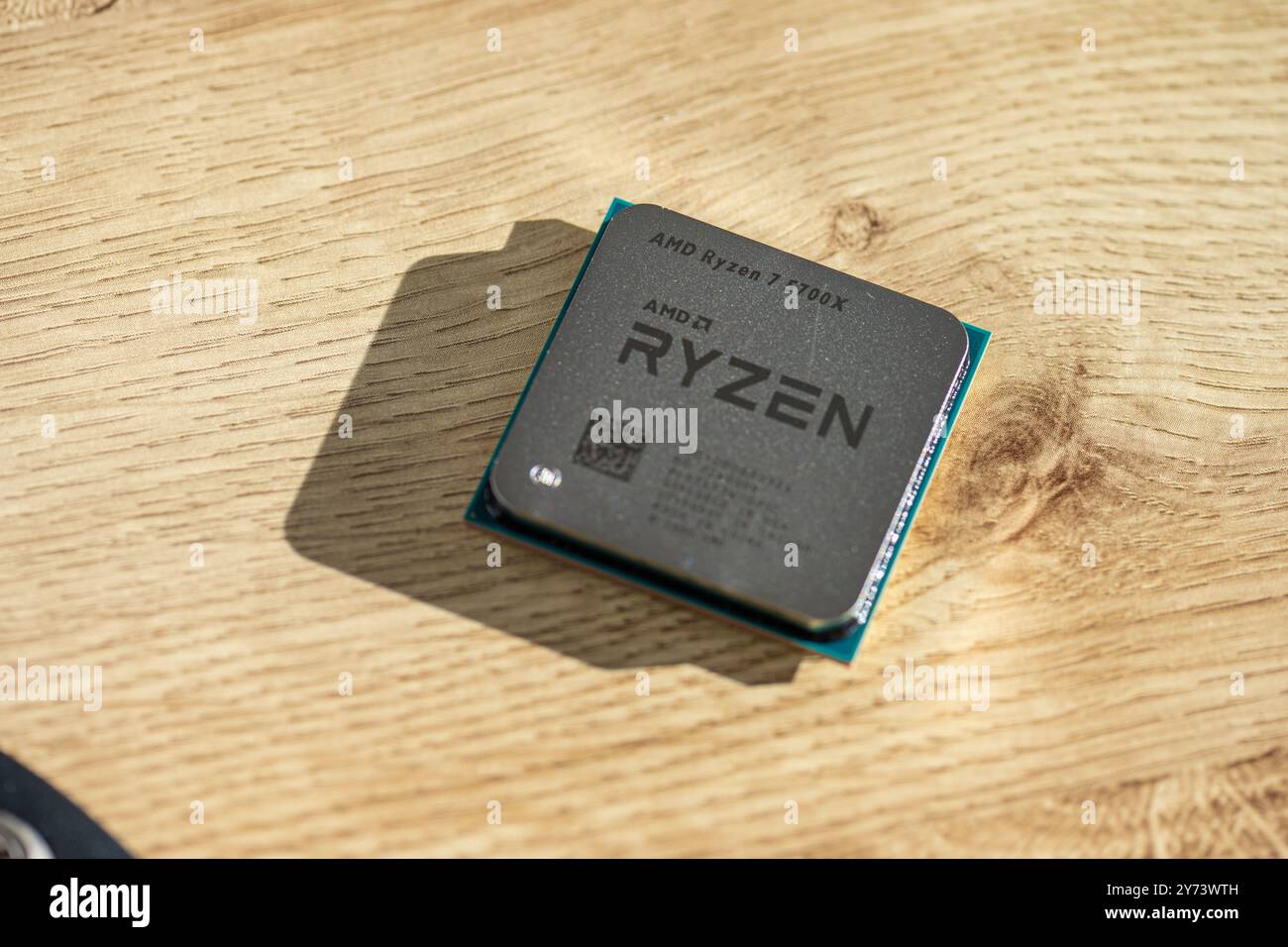 Gothenburg, Suède - 04 février 2023 : AMD Ryzen 7 5700X CPU sur une table en bois Banque D'Images