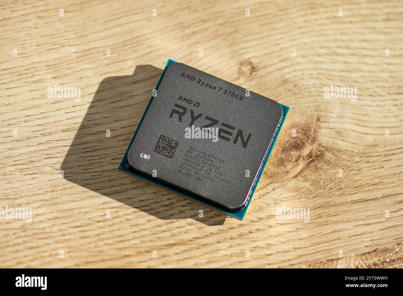 Gothenburg, Suède - 04 février 2023 : AMD Ryzen 7 5700X CPU sur une table en bois Banque D'Images