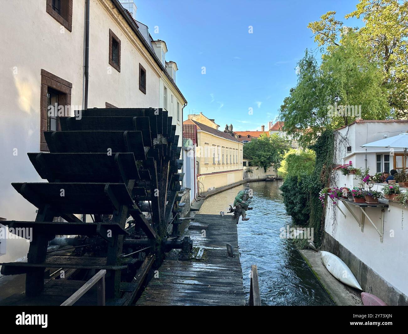La photographie présente un paysage urbain européen médiéval en été, avec des toits vibrants et des détails architecturaux complexes. Banque D'Images
