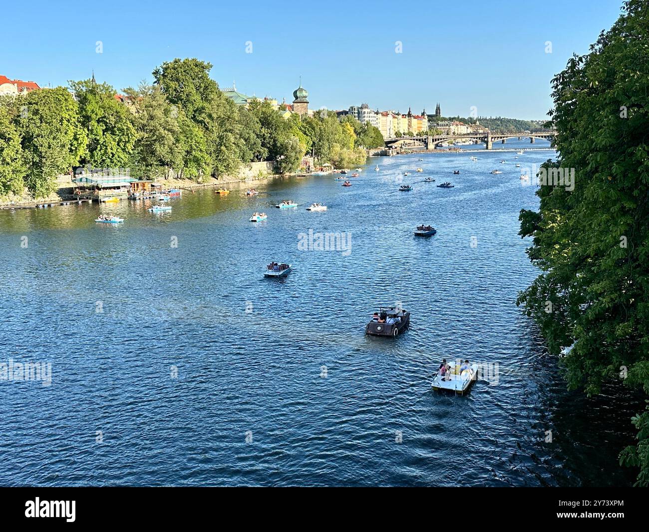 La photographie présente un paysage urbain européen médiéval en été, avec des toits vibrants et des détails architecturaux complexes. Banque D'Images