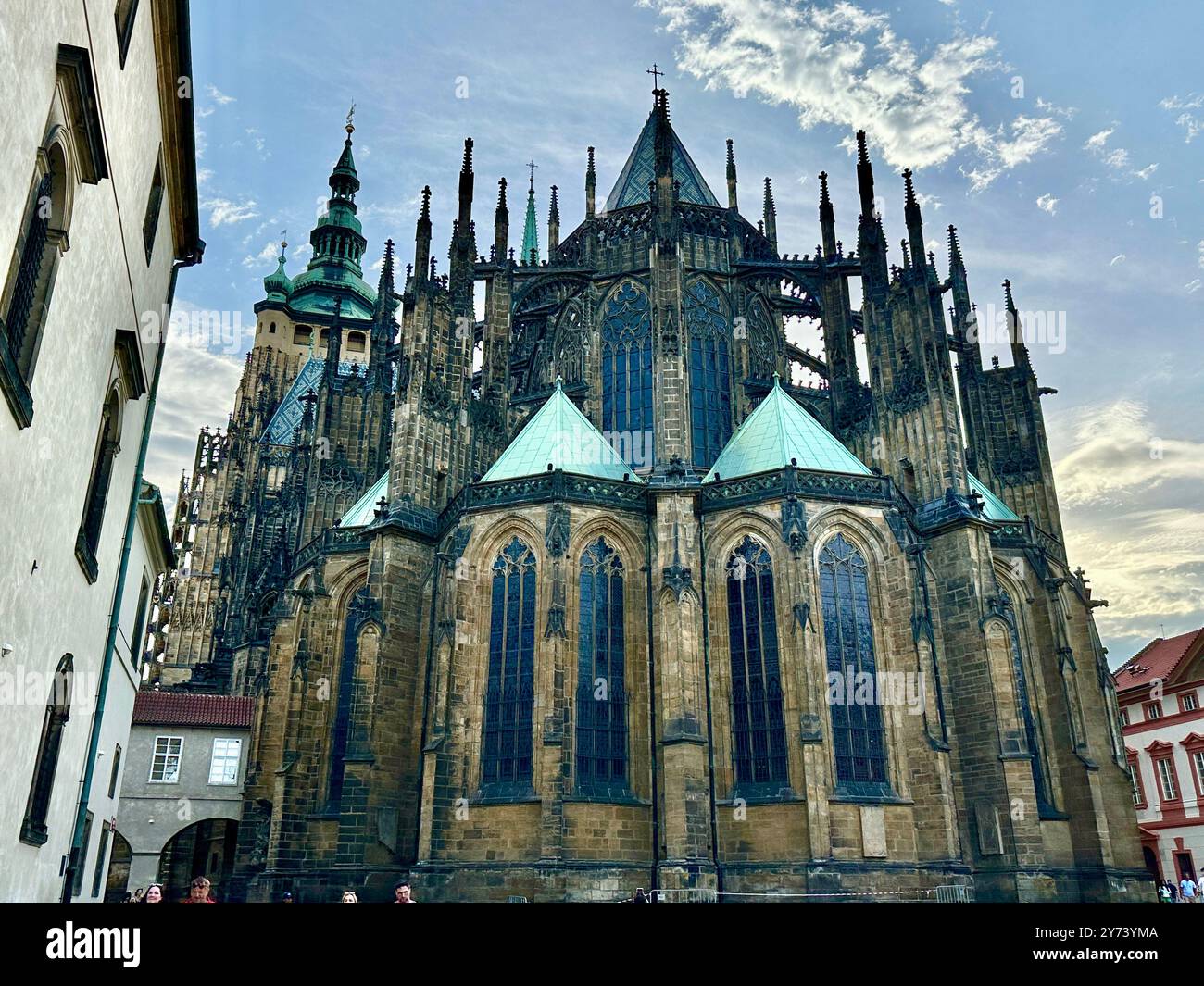 La photographie présente un paysage urbain européen médiéval en été, avec des toits vibrants et des détails architecturaux complexes. - Image de stock capturée avec un smartphone