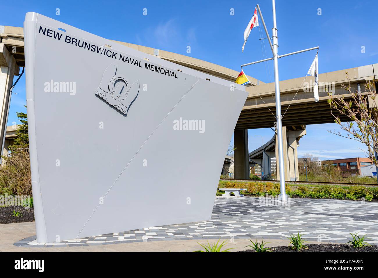 Saint John, N.-B., Canada - 18 mai 2024 : le Mémorial naval du Nouveau-Brunswick à Saint John. Il a la forme d'un arc de navire, avec une ancre. Banque D'Images