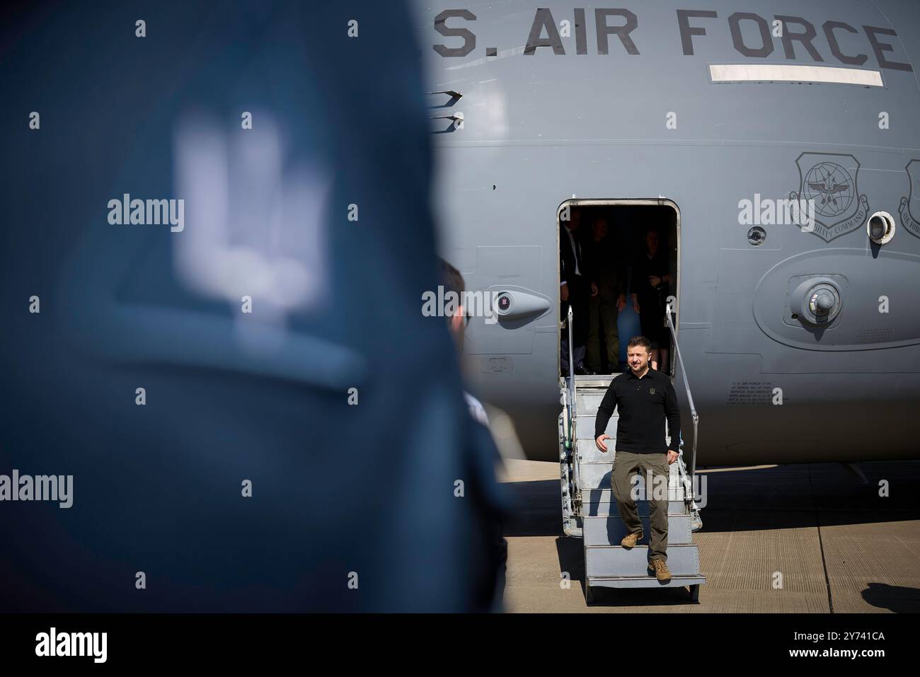 Le Président ukrainien Volodymyr Zelenskyy a commencé sa visite aux États-Unis en visitant l'usine de munitions de l'armée de Scranton, où sont fabriqués des composants pour l'artillerie et les obus de mortier. La capacité de l’usine est entièrement dédiée à répondre aux besoins de l’Ukraine, notamment pour la production de coquilles de 155 mm, qui a considérablement augmenté au cours de l’année écoulée. Le Chef de l’État a passé en revue le processus de production et s’est entretenu avec la direction et les employés de l’usine. Au cours de la réunion, le président a décrit la situation sur le champ de bataille et a souligné la nécessité pour l’Ukraine d’assurer une continuité et une rapidité ininterrompues Banque D'Images