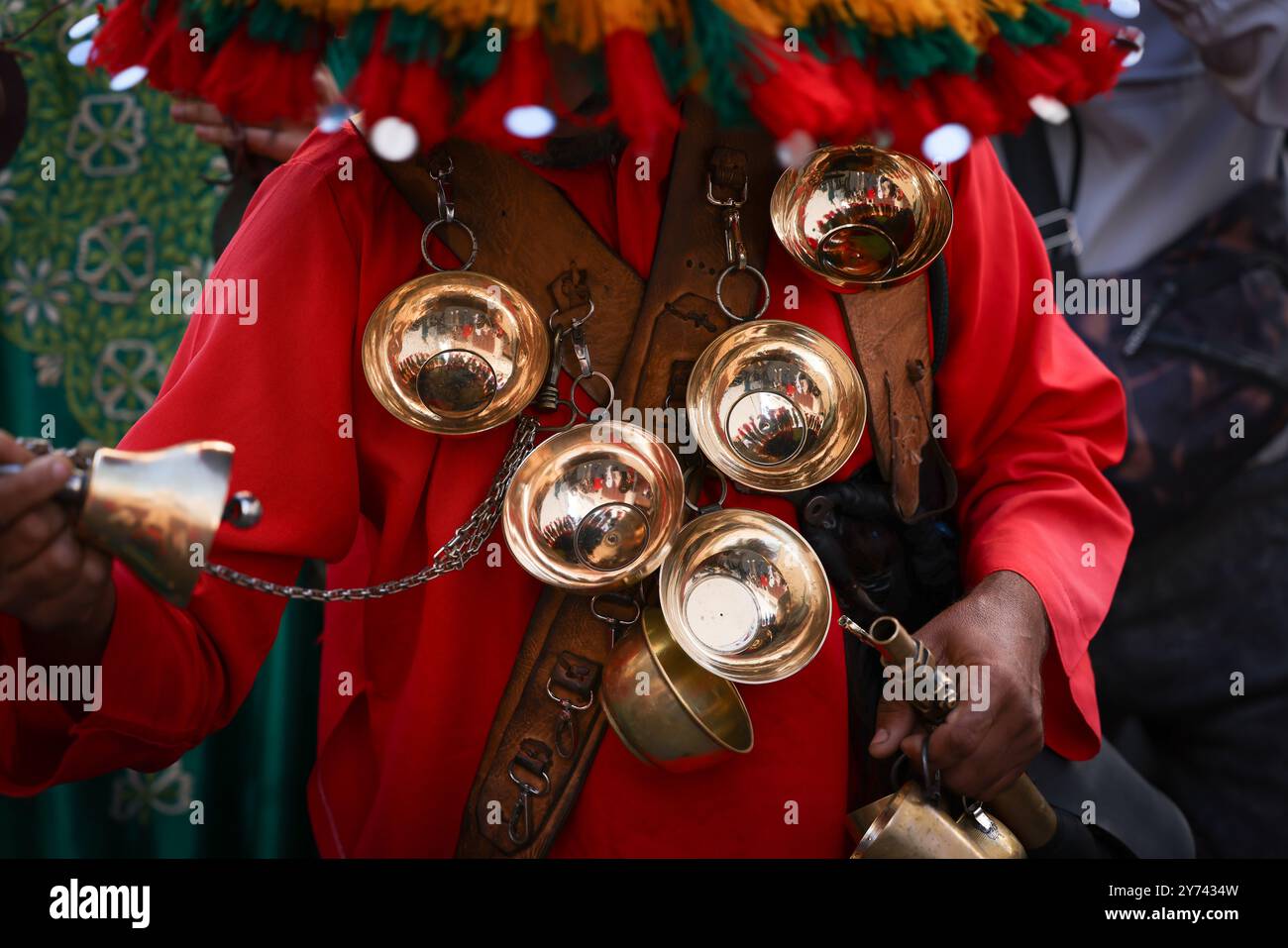 Ressentez le battement de cœur du Maroc à travers les rythmes émouvants du Gnaoua enraciné dans les traditions anciennes, la musique du Gnaoua fusionne des battements de batterie puissants, Banque D'Images