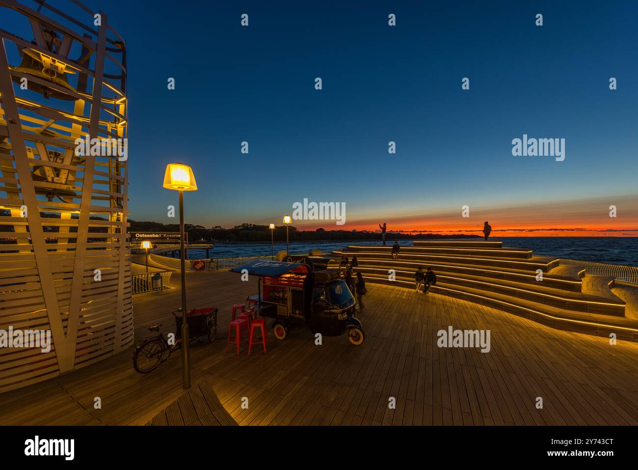 Heure bleue sur la jetée moderne de Koserow sur l'île d'Usedom. Seebrücke Koserow, Mecklembourg-Poméranie occidentale, Allemagne Banque D'Images