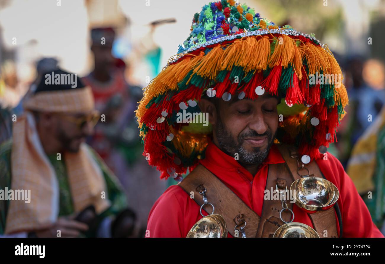 Ressentez le battement de cœur du Maroc à travers les rythmes émouvants du Gnaoua enraciné dans les traditions anciennes, la musique du Gnaoua fusionne des battements de batterie puissants, Banque D'Images