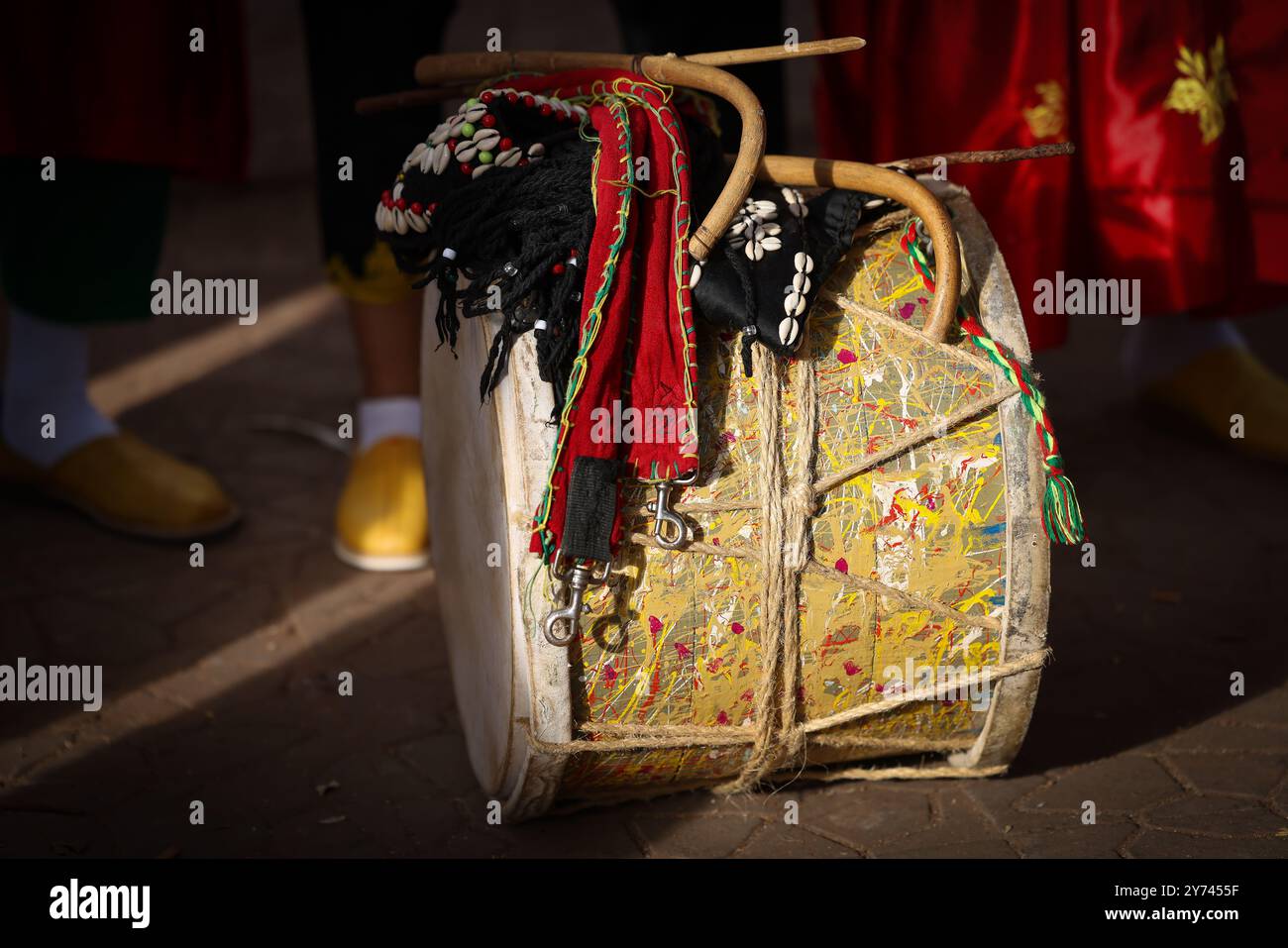 Ressentez le battement de cœur du Maroc à travers les rythmes émouvants du Gnaoua enraciné dans les traditions anciennes, la musique du Gnaoua fusionne des battements de batterie puissants, Banque D'Images