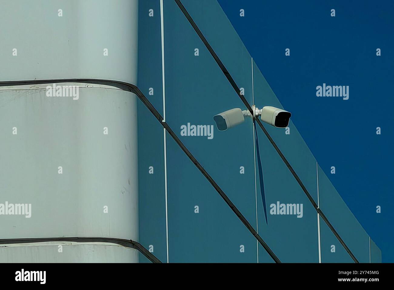 Quelqu'un qui regarde toujours : surveillance, ciel sombre. Autour du coin. Banque D'Images