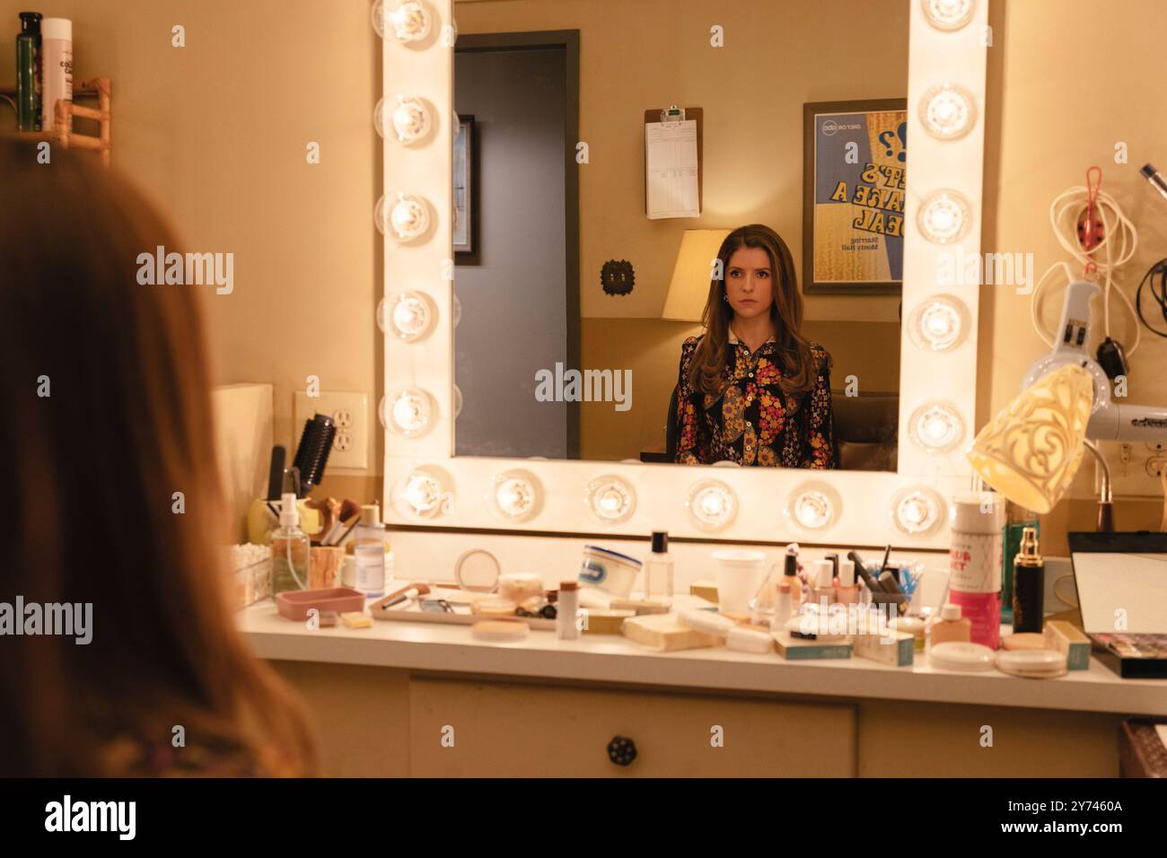 Femme de l'heure (2023) réalisé par Anna Kendrick et mettant en vedette Anna Kendrick, Tony Hale et Jedidiah Goodacre. Rodney Alcala était un tueur au milieu d'une frénésie meurtrière quand il a participé effrontément, et a remporté un rendez-vous sur, le populaire jeu télévisé 'The Dating Game'. Photographie publicitaire ***USAGE ÉDITORIAL SEULEMENT***. Crédit : BFA / Leah Gallo / vertical Banque D'Images