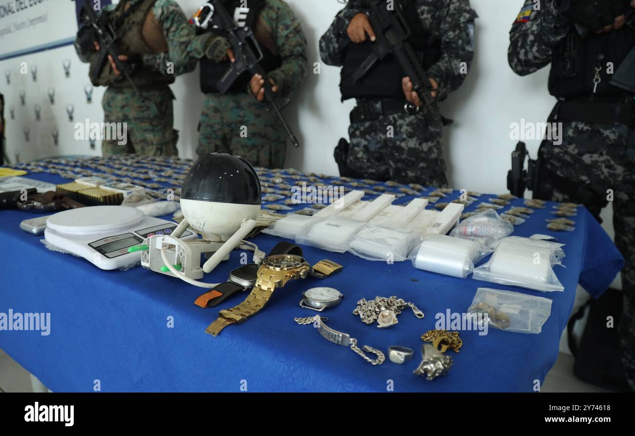 GYE OPERATIVO FAE POLICIA DURAN DURAN, vendredi, septembre 27, 2024 après le travail de renseignement, les membres de la police nationale et Fuerza AÃ rea ont mené plusieurs opérations dans le canton Duran tombeau portes, caméras de sécurité, sprays colorés et documents avec logos de rois latins photos API Duran Guayas Ecuador CLJ GYE OPERATIVOFAE POLICIADURAN 42379d4f57953bd5796ae18bd351x Copyright Banque D'Images