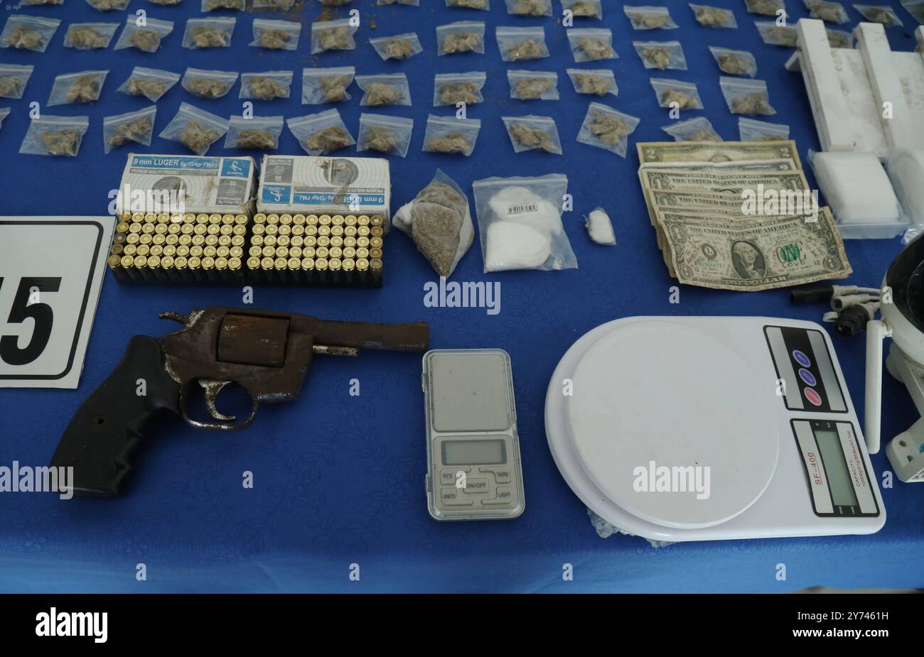 GYE OPERATIVO FAE POLICIA DURAN DURAN, vendredi 27 septembre 2024 après des travaux de renseignement, des membres de la police nationale et de l'armée de l'air ont mené plusieurs opérations dans le canton de Duran portes tombales, caméras de sécurité, sprays colorés et documents avec logos Latin Kings photos API Duran Guayas Ecuador CLJ GYE OPERATIVOFAE POLICIADURAN 6e30c00dc7e824ab5527549ca5e6e93a Copyright : xAPIx Banque D'Images