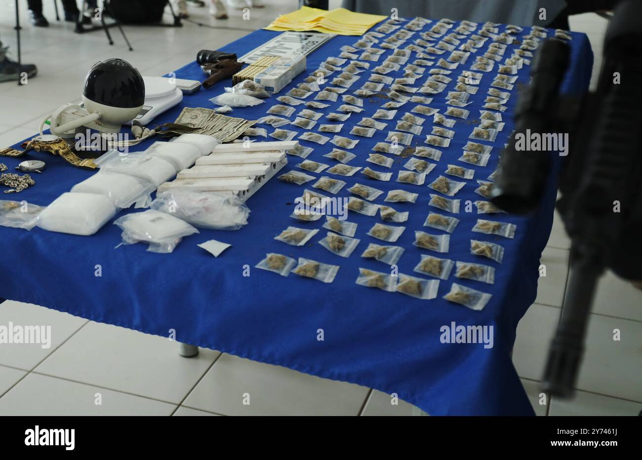 GYE OPERATIVO FAE POLICIA DURAN DURAN, vendredi 27 septembre 2024 après des travaux de renseignement, des membres de la police nationale et Fuerza AÃ rea ont effectué plusieurs opérations dans le canton de Duran portes tombales, caméras de sécurité, sprays colorés et documents avec logos Latin Kings photos API Duran Guayas Ecuador CLJ GYE OPERATIVOFAE POLICIADURAN 64cbe9c8fee4c448e95ce8326f669xAPIX Copyright Banque D'Images