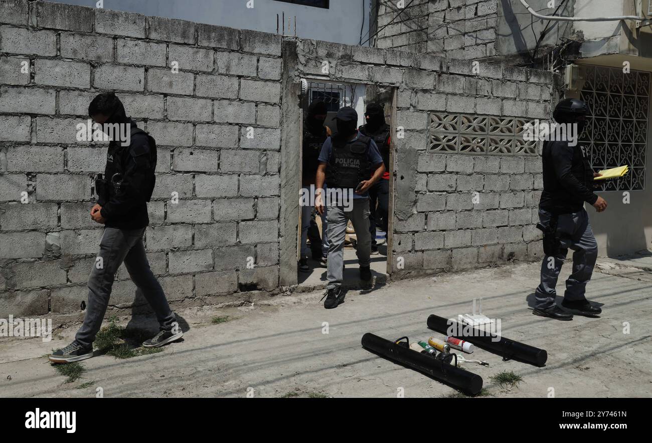 GYE OPERATIVO FAE POLICIA DURAN DURAN, vendredi 27 septembre 2024 après des travaux de renseignement, des membres de la police nationale et de l'armée de l'air ont mené plusieurs opérations dans le canton de Duran portes tombales de Duran, caméras de sécurité, sprays colorés et documents avec logos Latin Kings photos API Duran Guayas Ecuador CLJ GYE OPERATIVOFAE POLICIADURAN 6e74ba3273421a9e18c2adbd04 Copyright : xAPIx Banque D'Images