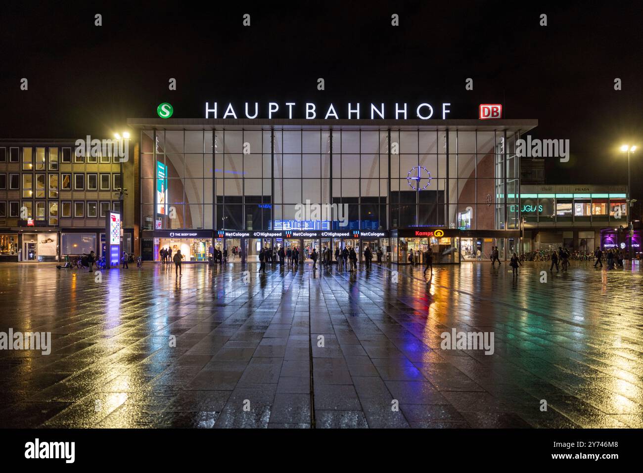 Cologne, Allemagne. 27 septembre 2024. Vue sur la gare centrale de Cologne. La gare centrale de Cologne sera complètement fermée au trafic ferroviaire pendant la nuit du vendredi 27 septembre au samedi 28 septembre. La raison de la perturbation est le travail sur les nouvelles boîtes de signalisation électroniques. Crédit : Thomas Banneyer/dpa/Alamy Live News Banque D'Images