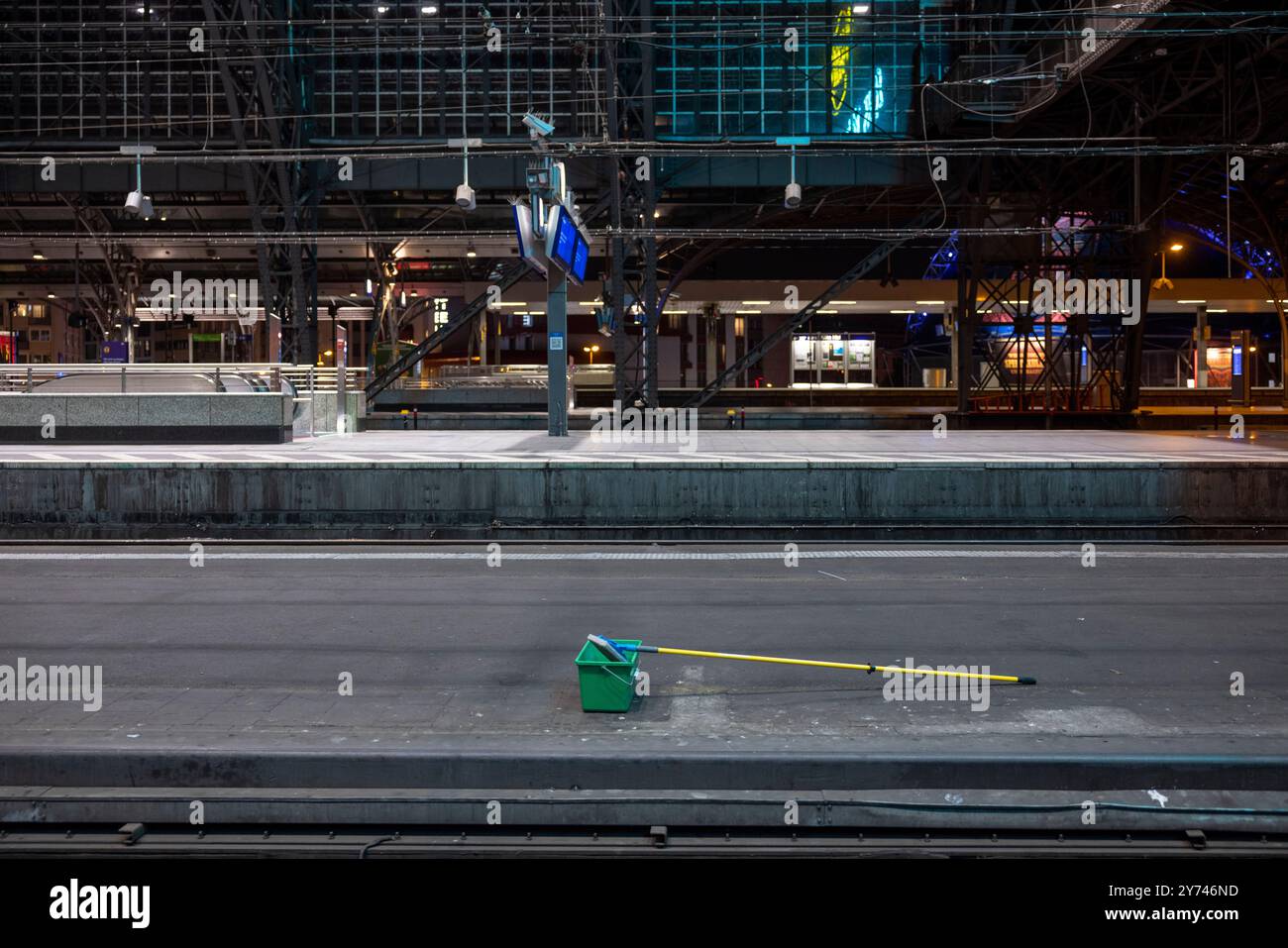 Cologne, Allemagne. 27 septembre 2024. Un seau à serpillière et une brosse de nettoyage des vitres se tiennent sur une plate-forme à la gare centrale de Cologne. La gare centrale de Cologne sera complètement fermée au trafic ferroviaire pendant la nuit du vendredi 27 septembre au samedi 28 septembre. La raison de la perturbation est le travail sur les nouvelles boîtes de signalisation électroniques. Crédit : Thomas Banneyer/dpa/Alamy Live News Banque D'Images