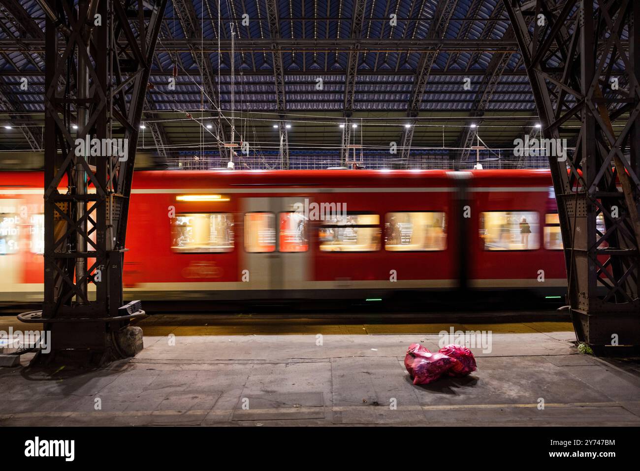 Cologne, Allemagne. 27 septembre 2024. Un des derniers trains régionaux part de la gare centrale de Cologne. La gare centrale de Cologne sera complètement fermée au trafic ferroviaire pendant la nuit du vendredi 27 septembre au samedi 28 septembre. La raison de la perturbation est le travail sur les nouvelles boîtes de signalisation électroniques. Crédit : Thomas Banneyer/dpa/Alamy Live News Banque D'Images