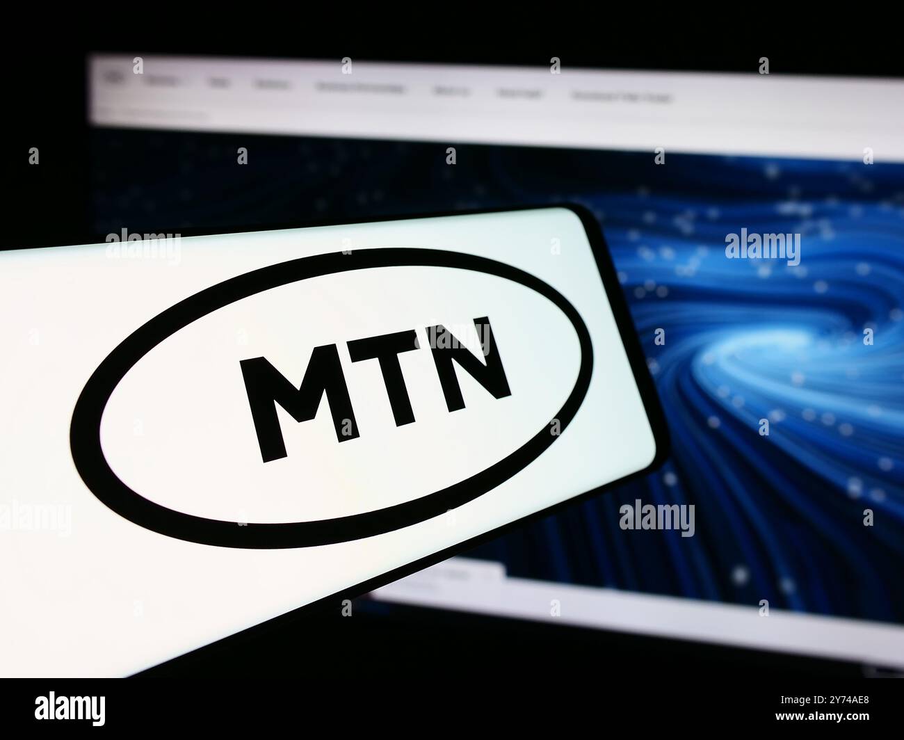 Dans cette illustration photo, un smartphone avec le logo de la société sud-africaine de télécommunications MTN Group Limited est vu devant le site. Banque D'Images