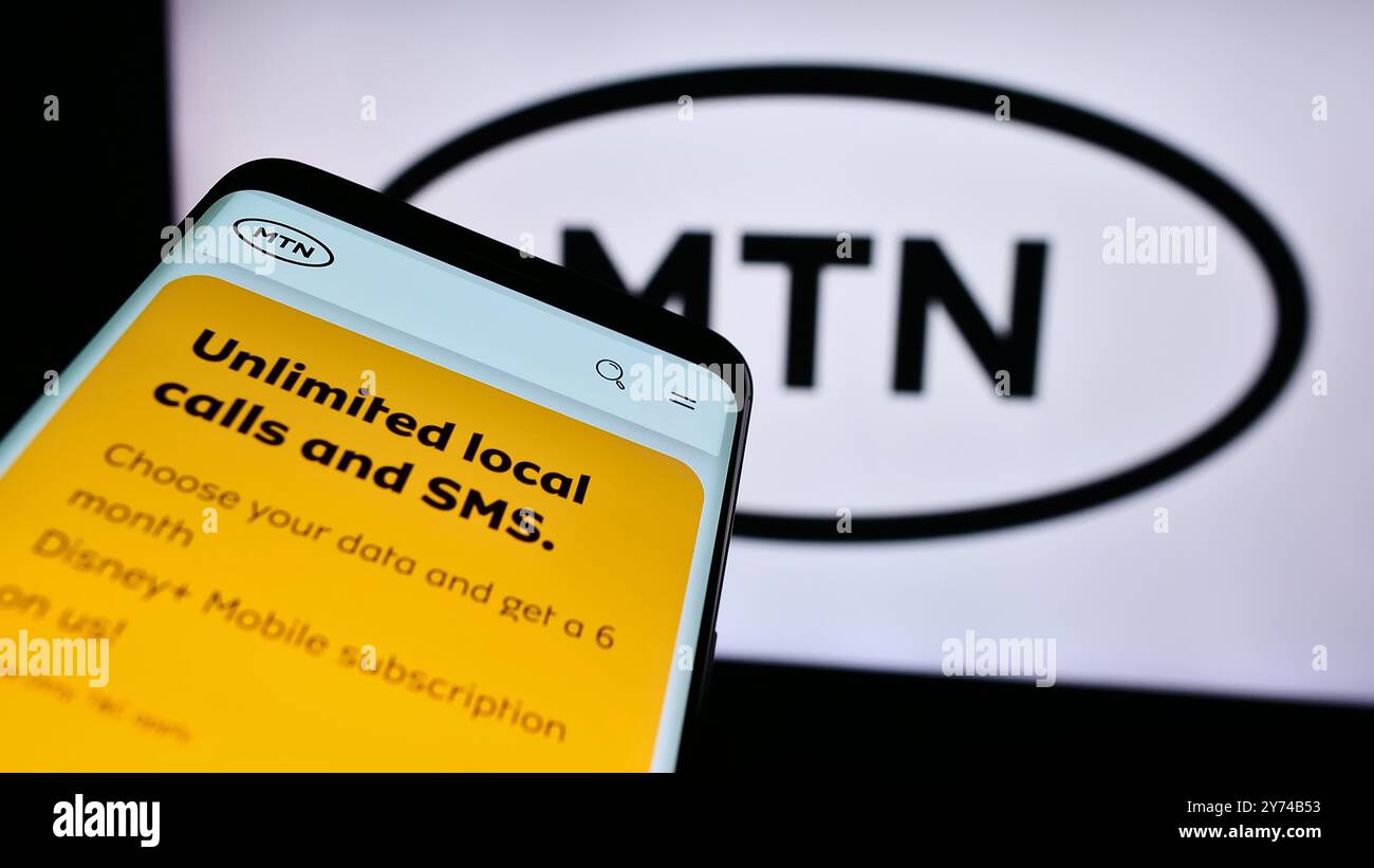 Allemagne. 25 septembre 2024. Dans cette illustration photo, un smartphone avec le site Web de la société sud-africaine de télécommunications MTN Group Limited vu devant le logo. (Photo timon Schneider/SOPA images/SIPA USA) *** strictement à des fins éditoriales *** crédit : SIPA USA/Alamy Live News Banque D'Images
