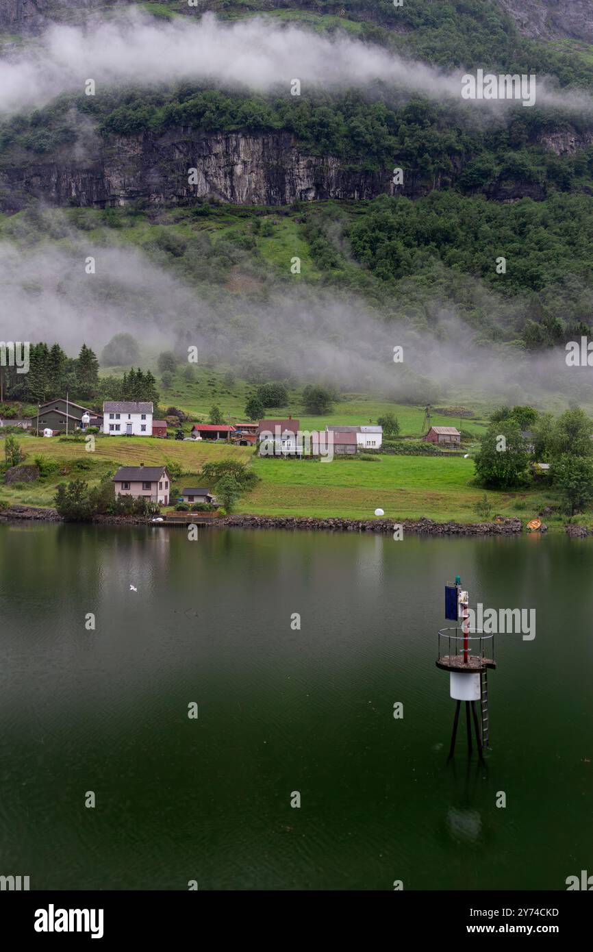 Vue sur l'Aurlandsfjord, un bras du Sognefjord (le plus grand fjord de toute la Norvège), Norvège. Banque D'Images