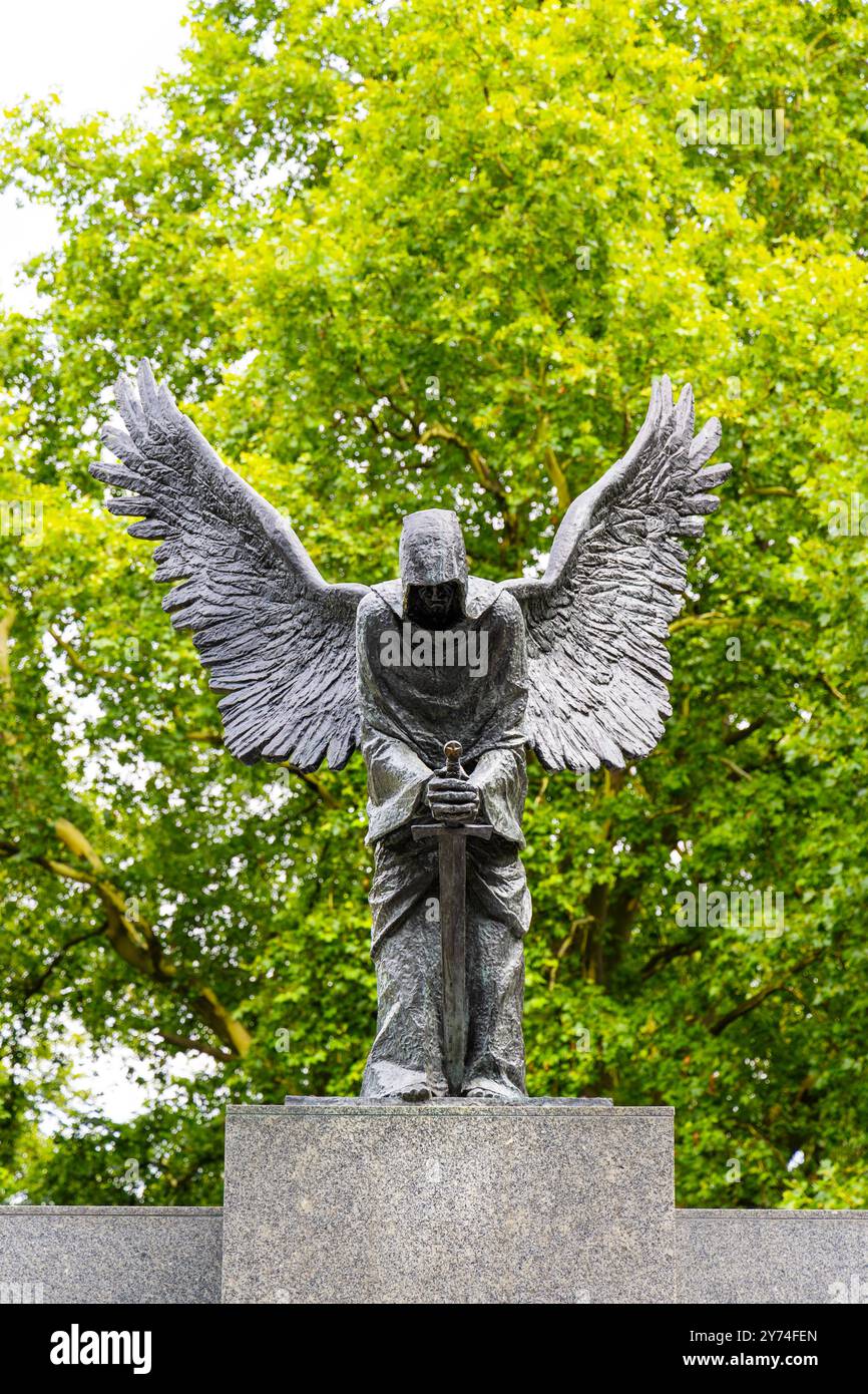 Ange de la mort avec épée au Monument aux victimes du massacre de Katyn (2000) dans le parc Juliusz Słowacki, Wroclaw, Pologne Banque D'Images