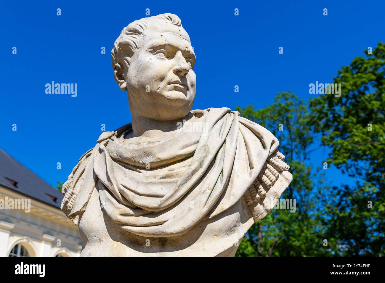 Buste de l'empereur romain Aulus Vitellius devant la vieille Orangerie dans le Parc des bains (Parc Łazienkowski), Varsovie, Pologne Banque D'Images