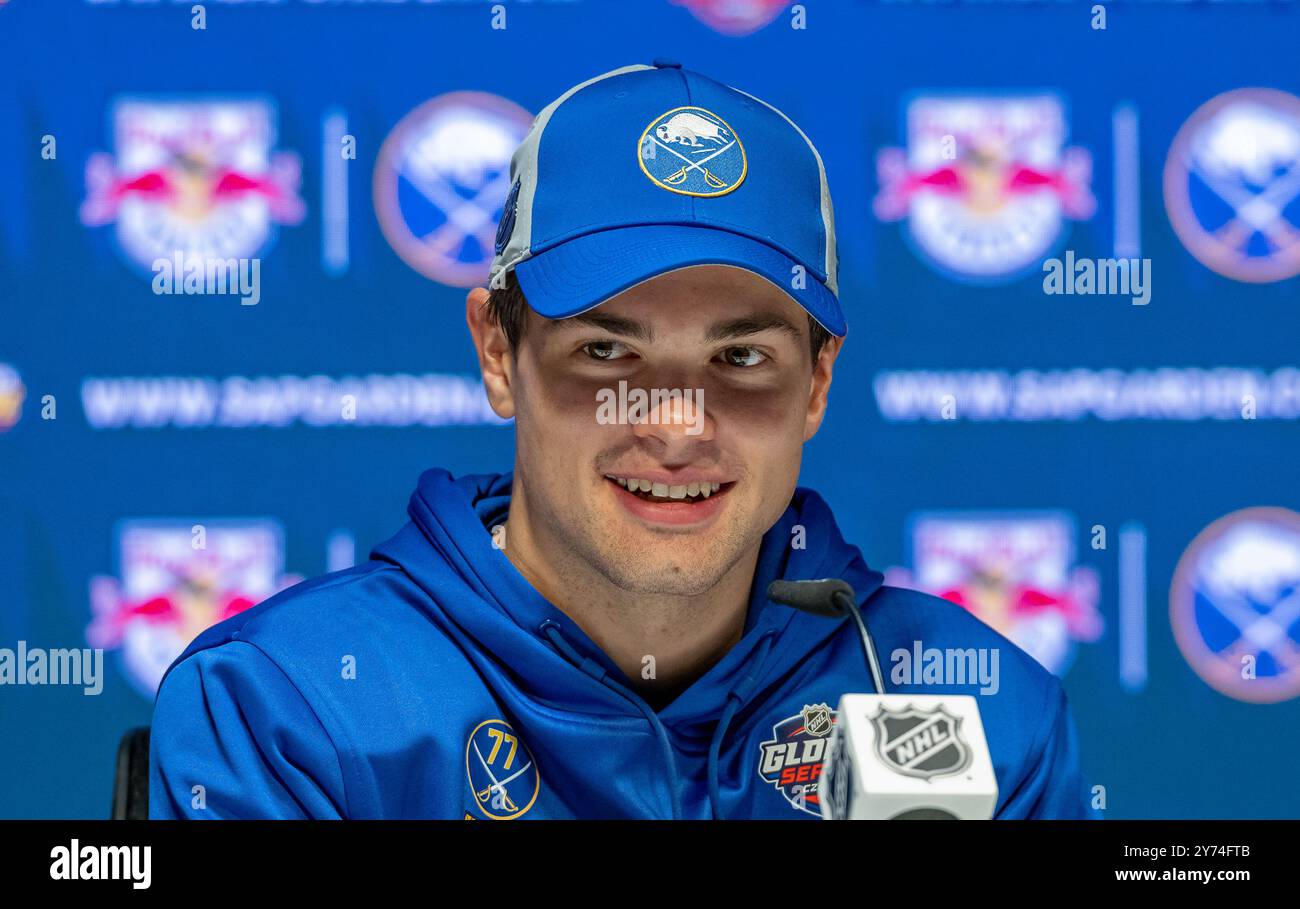 JJ Peterka (Buffalo Sabres, #77) lachend / laechelnd BEI der Pressekonferenz nach der partie. GER, EHC Red Bull Muenchen gegen Buffalo Sabres, Eishockey, Testspiel, Preseason, Grande Opening SAP Garden, 27.09.2024. Foto : Eibner-Pressefoto/Heike Feiner Banque D'Images