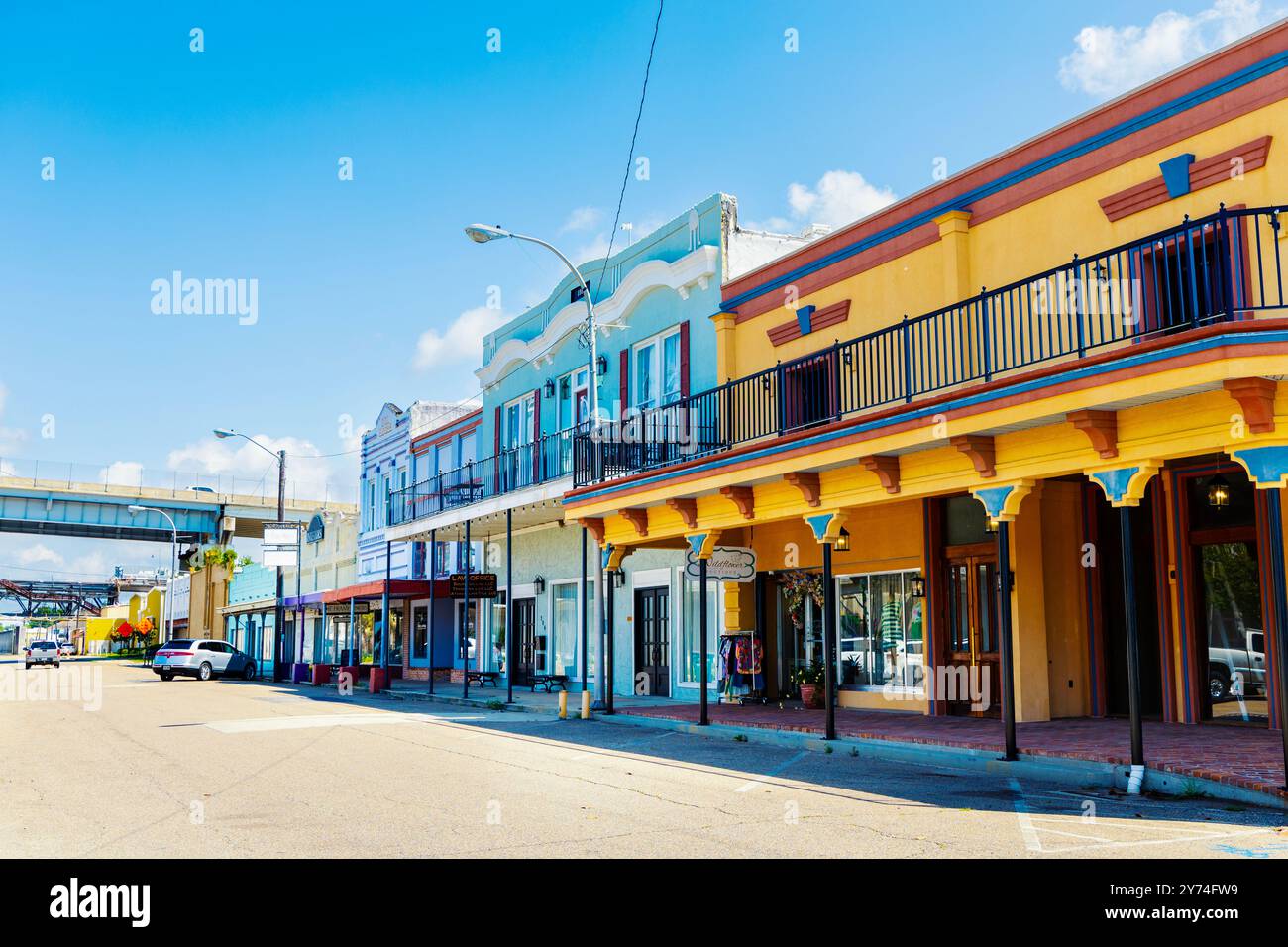 Boutiques colorées de style occidental le long de Front Street, Morgan City, Louisiane, États-Unis Banque D'Images